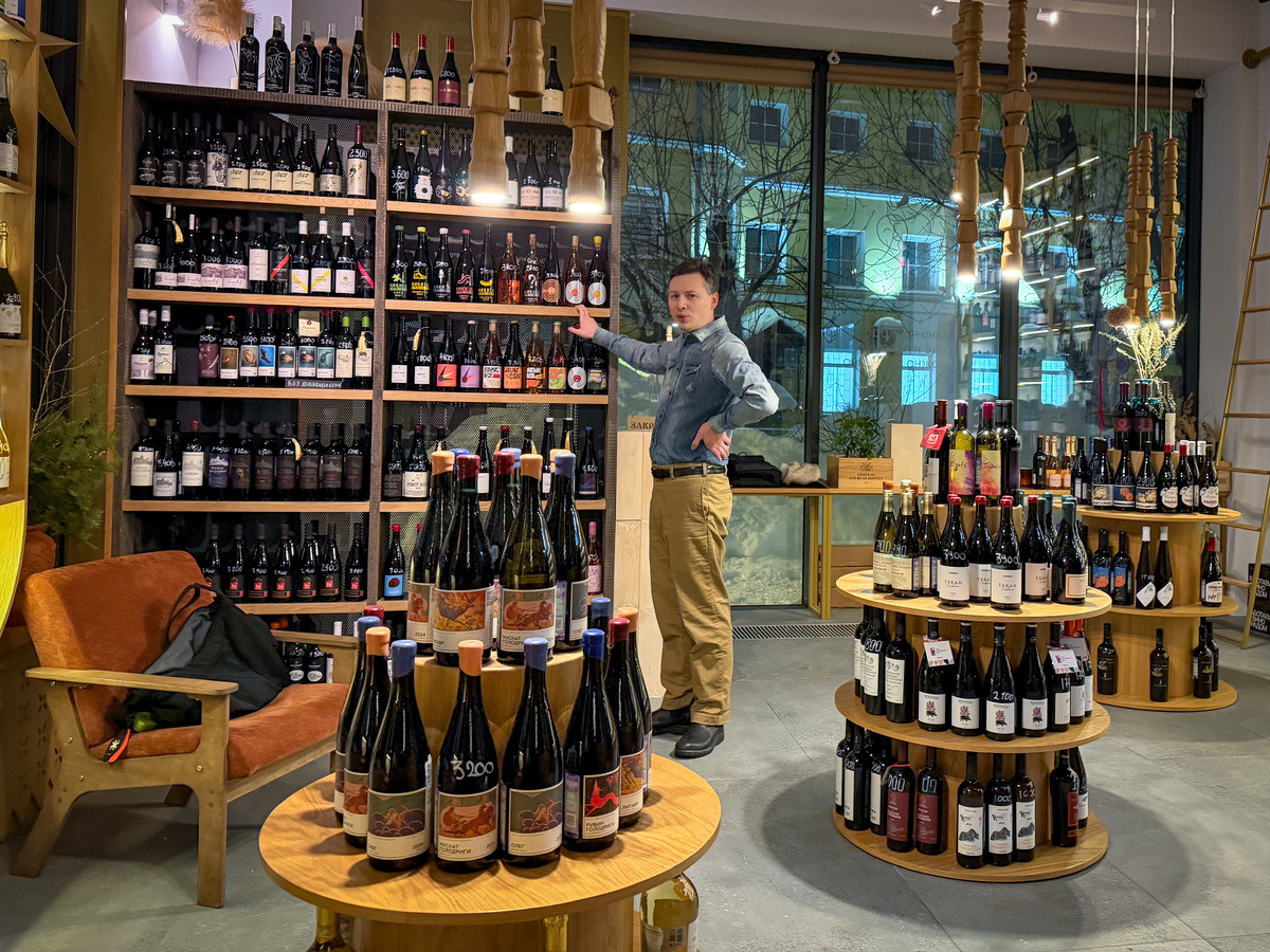 Обычно натуральные вина можно найти в специализированных винотеках, таких, как «Дикий Барин» в Москве. 