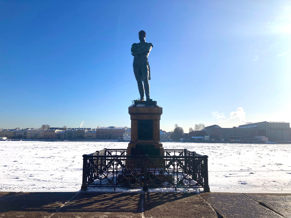 Набережная лейтенанта Шмидта(Николаевская набережная) в СПБ. В мае 1900 года с этого места отправилась экспедиция барона Эдуарда фон Толля на поиски “Земли Санникова”. Фото автора.