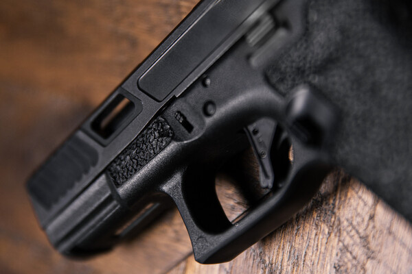 Идентичный изъятому у стрелка пистолет «Глок» с увеличенным магазином / Lizardi Photography/Shutterstock/FOTODOM   📷