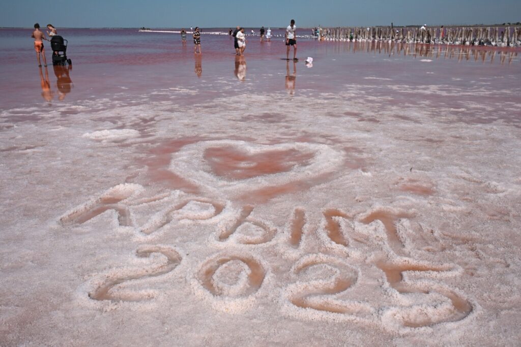 Туристы на озере Сасык-Сиваш под Евпаторией в Крыму. Константин Михальчевский / РИА Новости