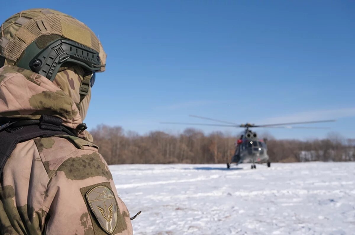    Росгвардейцы в пригороде Хабаровска отработали беспарашютное десантирование