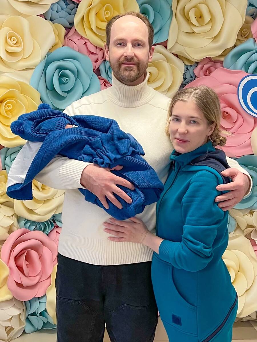    Никита Тарасов с новорожденным и супругойСоцсети Никиты Тарасова