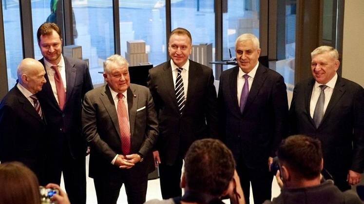    Пресс-служба ВЭБ.РФ На фото: в центре глава ВЭБа Игорь Шувалов, третий слева - президент «Курчатовского института» Михаил Ковальчук