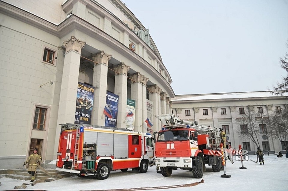    У здания замечены десятки пожарных Ольга ЮШКОВА
