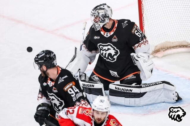    Вратарская линия команды остаётся одним из слабых мест. Фото: Пресс-служба ХК «Трактор»