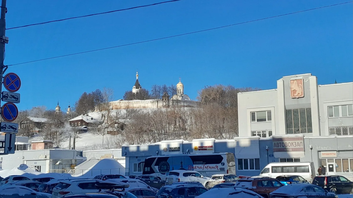 Впереди Богородице-Рождественский монастырь