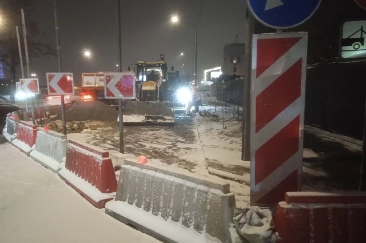    Двор на Парашютной второй день подряд затапливает холодной водой