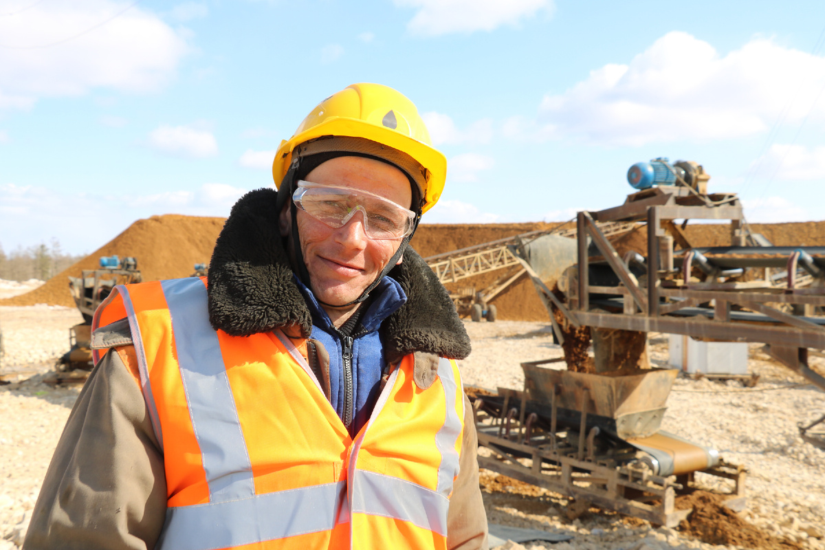 На фото автора - дробильщик с участка Нижнеякокитский ПАО "СЕЛИГДАР"