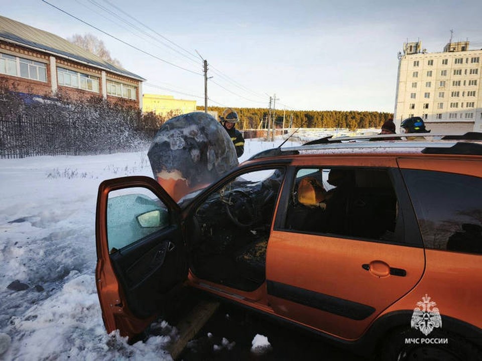    Вечером 25 февраля в Белорецке загорелась припаркованная во дворе дома по улице Гафури «Лада Гранта». Фото: МЧС по РБ