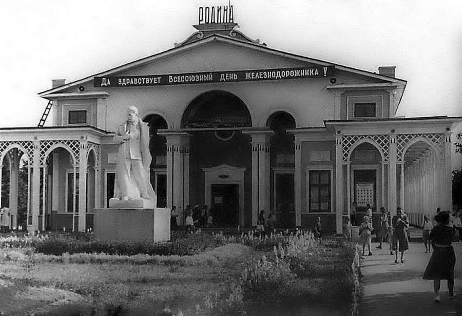 Еще с памятником Сталина и без елей в полисаднике.