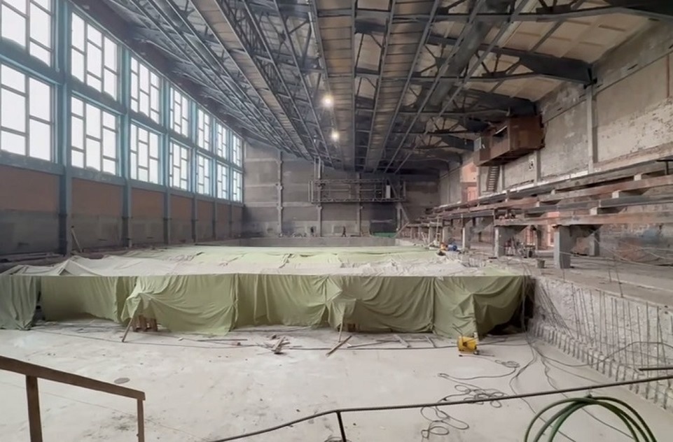    Рабочие делают усиление чаши бассейна и бетонируют верхние зоны ее дна. Мэрия Ярославля