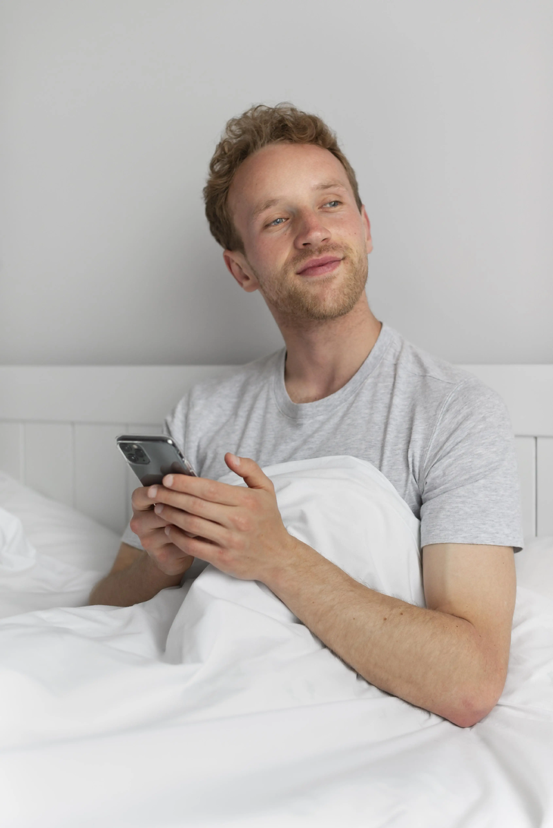 "Просим любить и жаловать, фото нашего удаленщика - Петра. 
Петр, бросив работу на заводе пару недель назад, перешел на удаленку и незримо счастлив находиться дома (видно по фото). Его руководитель, старой закалки человек, обязал сделать фото в деловом стиле для фотографии на сайте и доске почета, как лучшего удаленщика. Сроки дал 1-2 дня. У Петра паника: костюма нет, денег нет, старые фото — только в спецовке у станка. Петр незамедлительно обратился в нашу редакцию (кхм, да, у нас есть редакция, вы просто не знали) за помощью. И вот, как мы помогли Петру. "