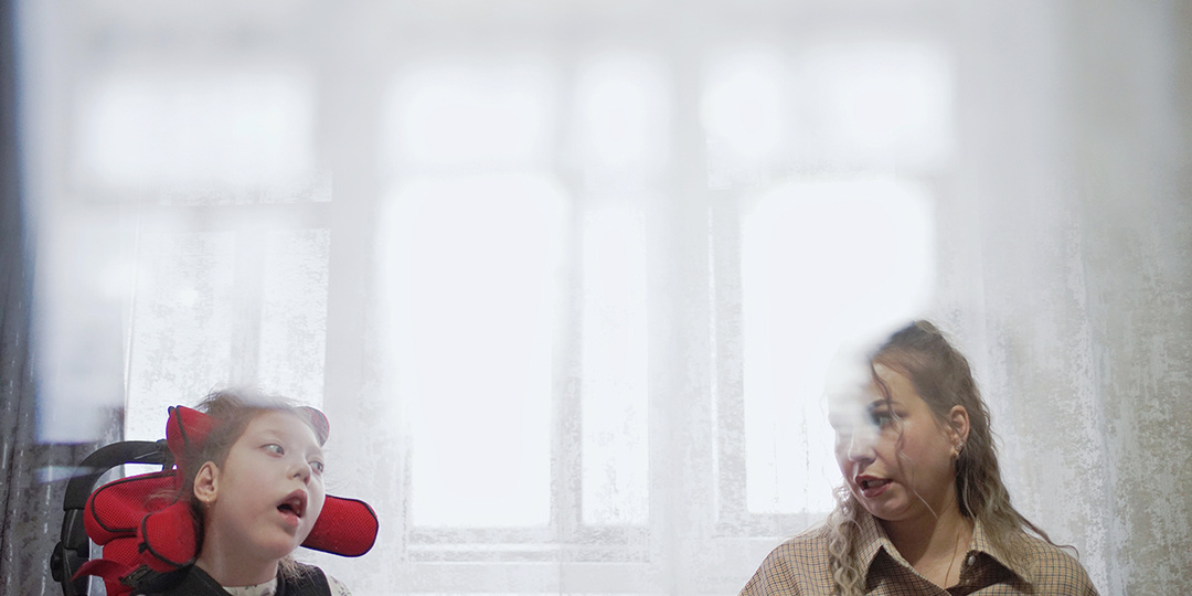 «Я могу надеть чулки»: как реабилитация на дому спасает тяжелобольных детей и их родителей