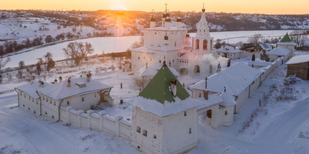 Белоснежная обитель с историей в веках