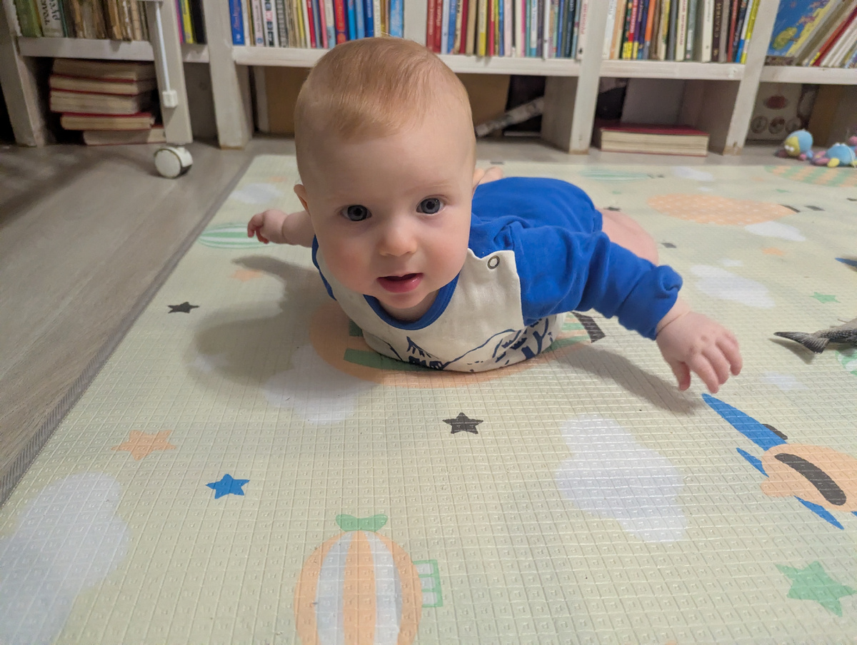 Отвел руки и толкнулся ногами. Не плывётся