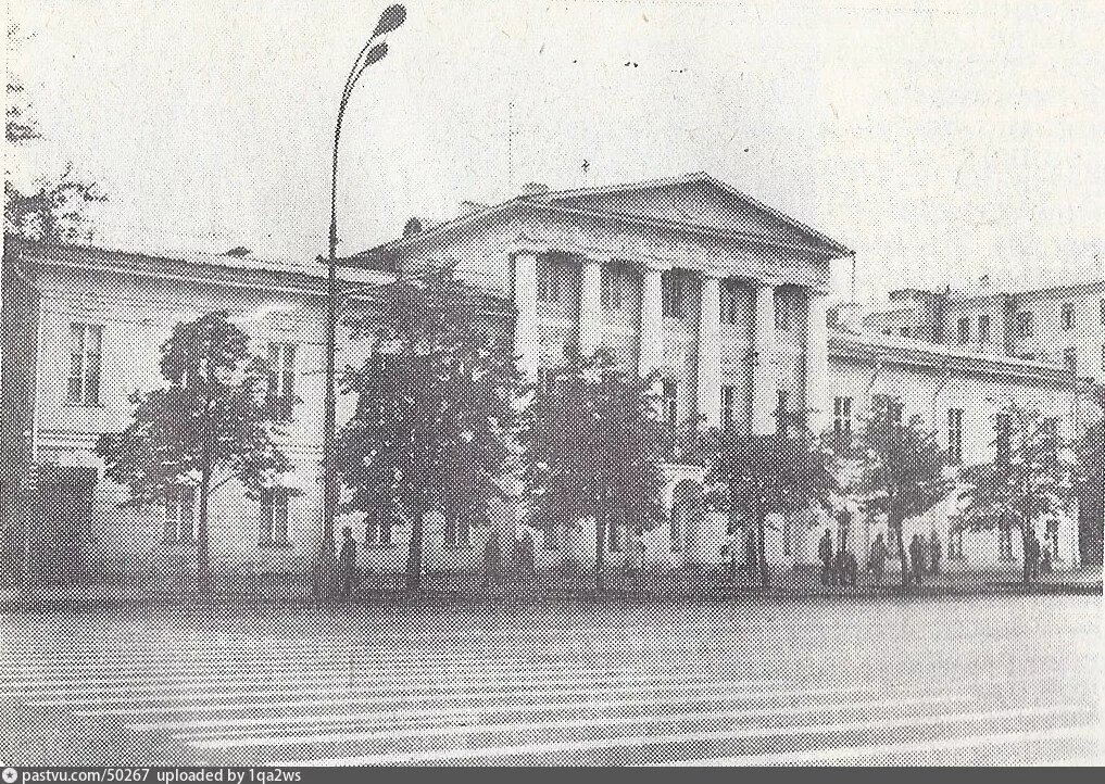 Зубовский бульвар, 27. Дом И. А. Гага́рина (также известен как Дом Дворцового ведомства).
Построен в 1817 году. В 1837 году здание перестроено. С 1820 года по 1830 год здесь жили князь и сенатор И. А. Гагарин, имевший большой авторитет в литературных кругах, и его возлюбленная, а затем жена актриса Екатерина Семёновна Семёнова, выступавшая в Александринском театре. К ней заезжал А.С.Пушкин.