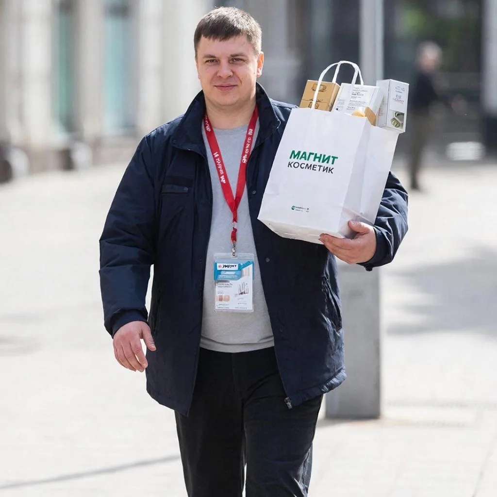 Гигачат изобразил курьера "Магнит косметик"