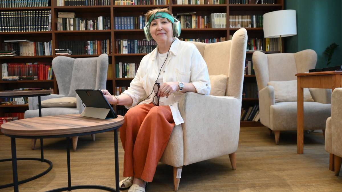    Пенсионерка Савия Халиулина изучает новые технологии / Фото: Пелагия Замятина / Вечерняя Москва