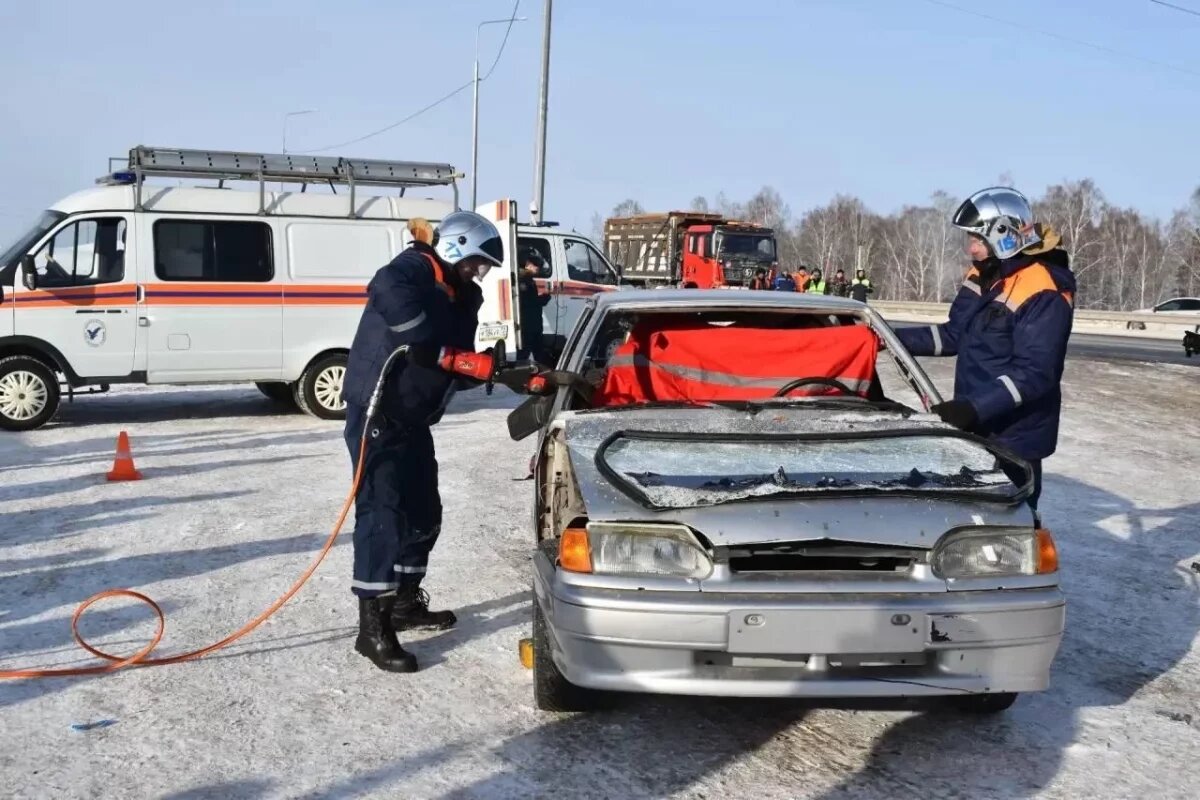    Тюменские спасатели и медики провели учения по ликвидации последствий ДТП