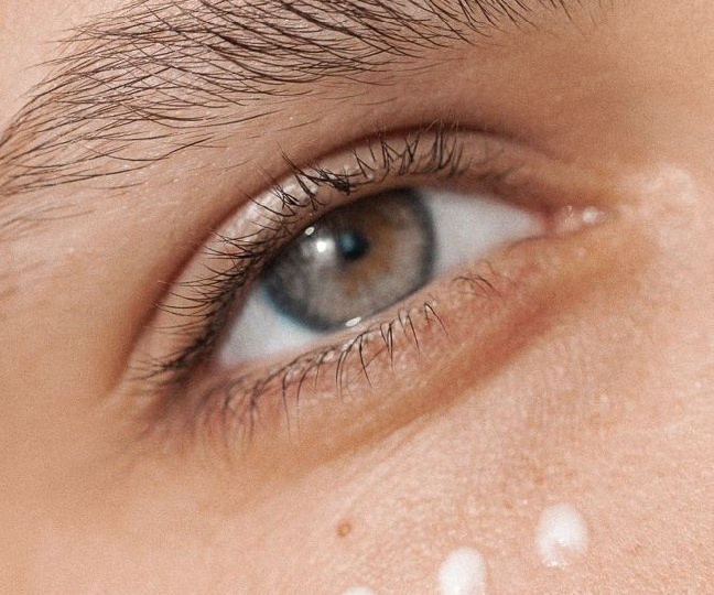 Почему для кожи вокруг глаз нужен отдельный крем?