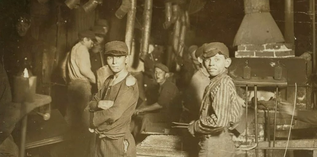 В 1876 году двенадцатилетний мальчик, работавший на текстильной фабрике в Лоуэлле, штат Массачусетс, ничем не отличался в глазах общества от сорокалетнего мужчины, стоявшего у соседнего станка