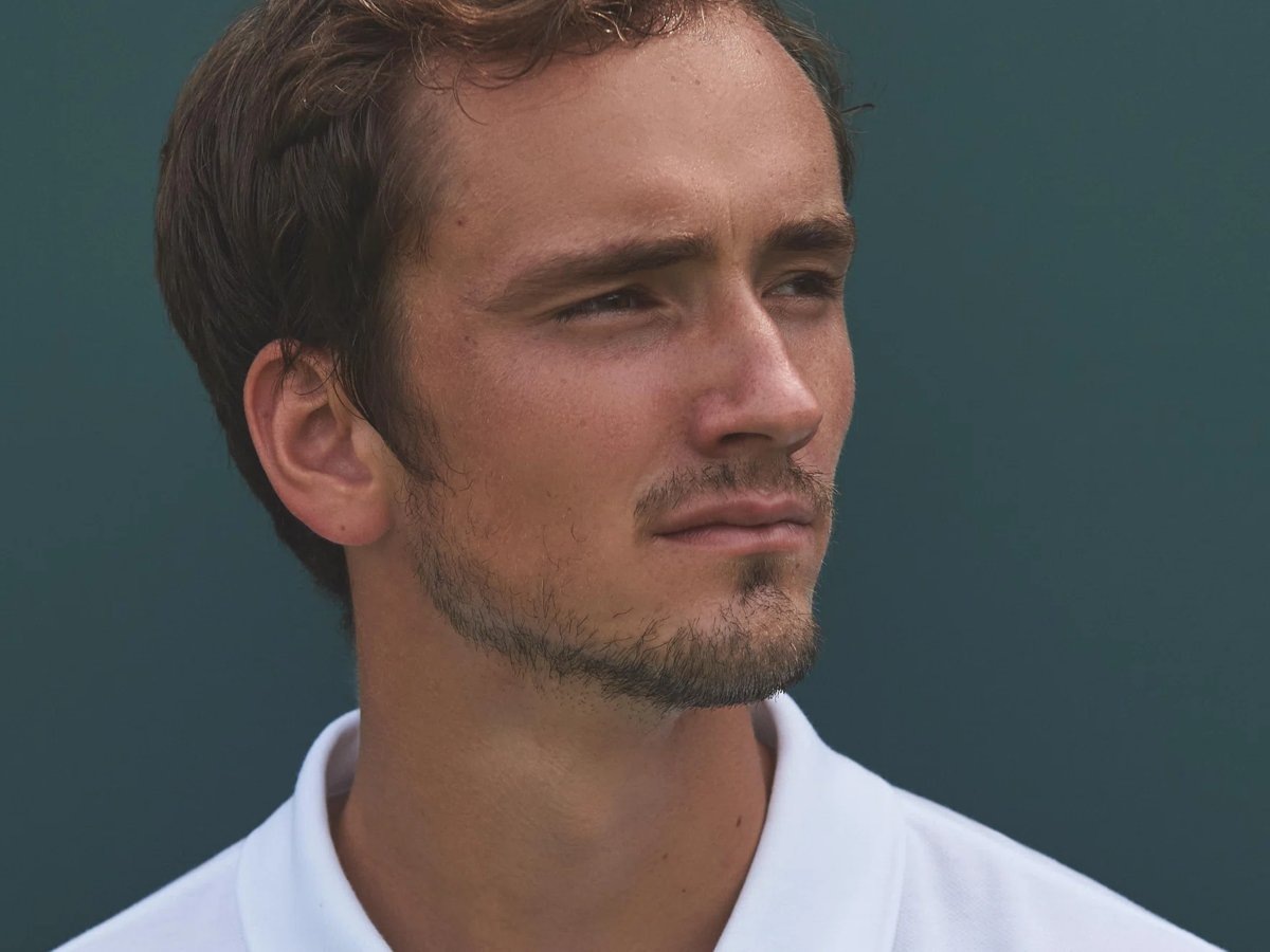     Даниил Медведев (на фото) обыграл швейцарца Стэна Вавринку