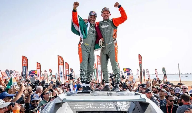 Ралли «Дакар-2026» завершилось исторической сенсацией: впервые в истории победу в автомобильном зачете одержала команда Dacia. Победителем стал Насер Аль-Аттиях, выигравший гонку на прототипе Dacia Sandrider. 