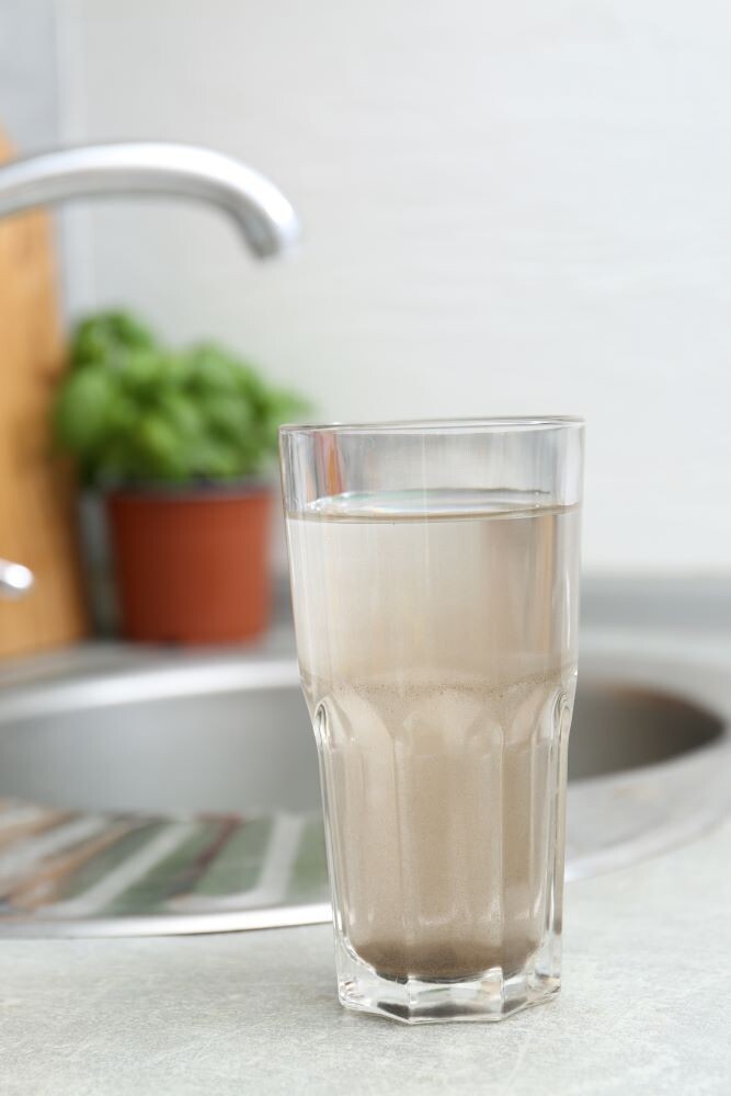 Мутная вода в стакане 