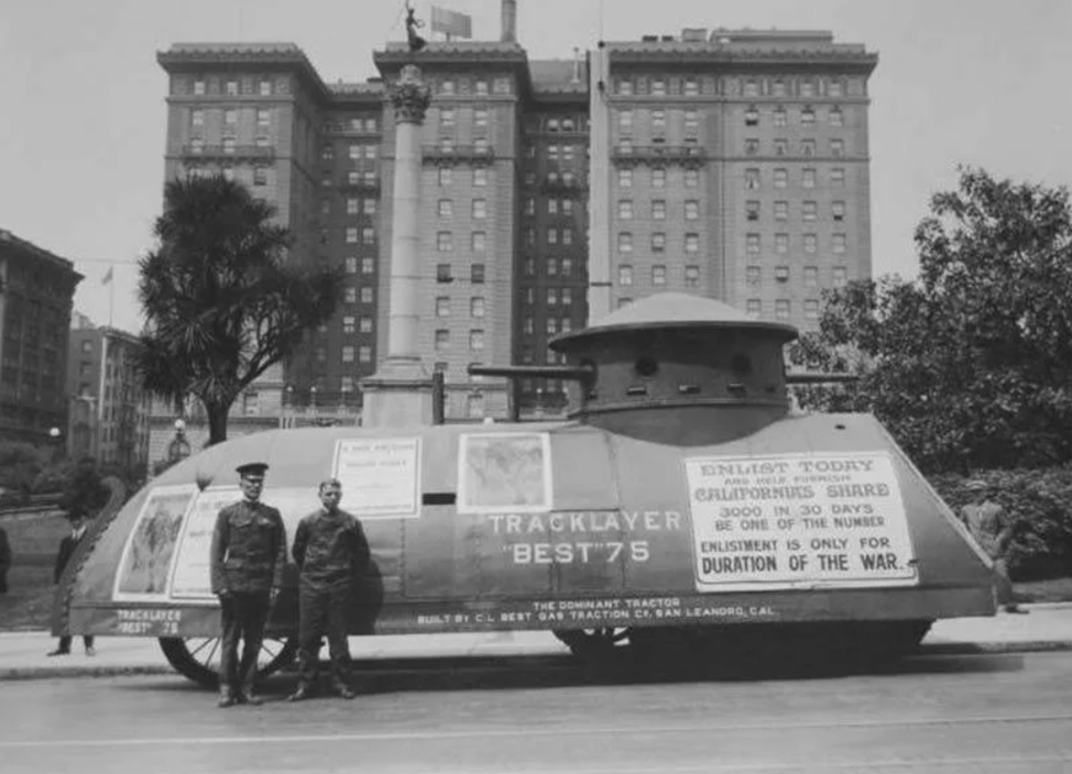 На фотографии изображён Tracklayer Best 75, прототип американского танка, разработанный в 1917 году фирмой C.L. Best. На корпусе танка размещены агитационные плакаты с призывом записываться на военную службу («ENLIST TODAY…»), что указывает на его использование в пропагандистских целях. Фото из открытых источников.