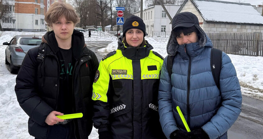    Вместо штрафа – фликер: как инспекторы Пинска «подсвечивали» пешеходов на опасных улицах