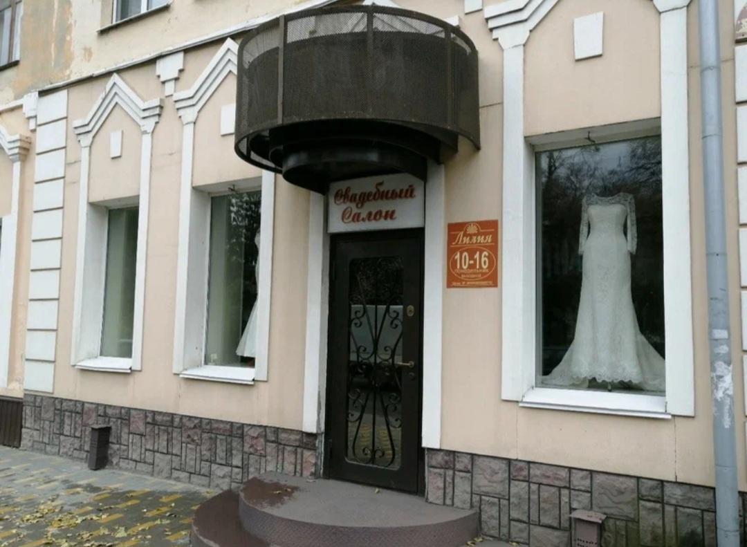 Свадебных салонов создали, построили, открыли множество, но найдете в итоге какой-то самый подходящий, лучший, когда будете бегать, ходить, искать и прошвыривать абсолютно каждый и все, что сделали