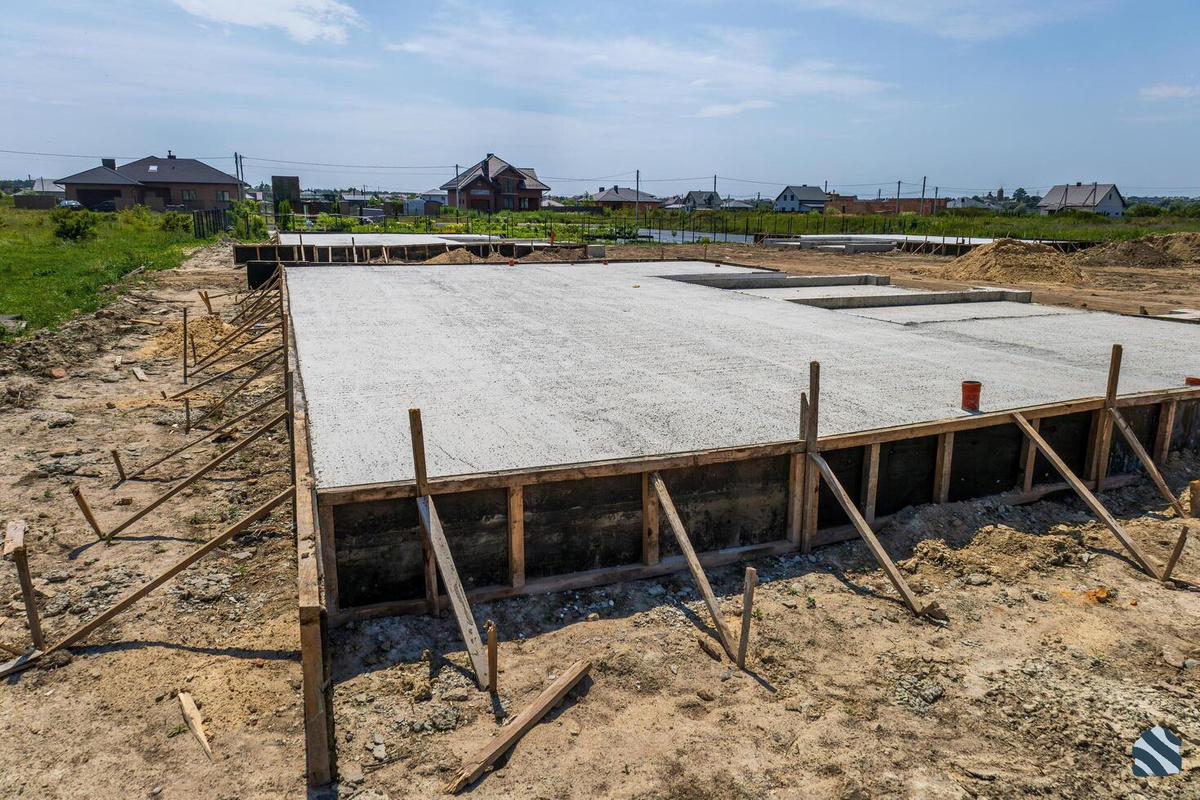 Монолитный плитный фундамент на участке с высоким уровнем грунтовых вод 