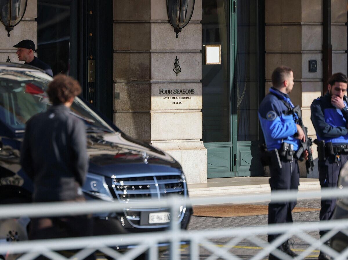    Отель Four Seasons Hotel des Bergues в Женеве перед началом переговоров России и Украины при посредничестве США | © REUTERS / Pierre Albouy