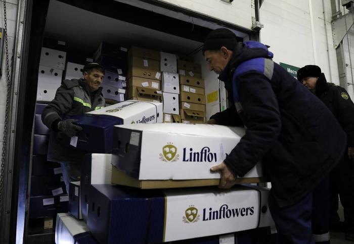 Работа таможни перед 8 Марта. Фото © Life.ru