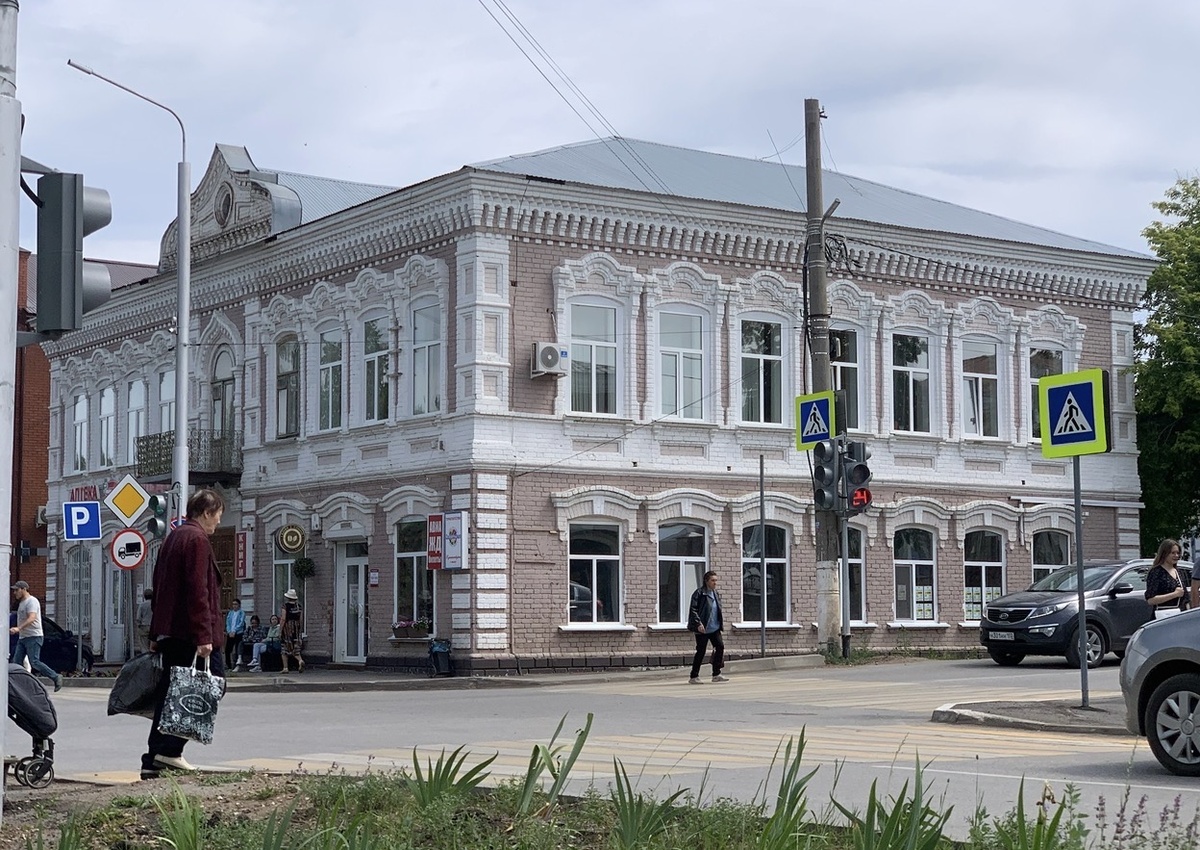 Дом памятник истории ( дом уездной акушерки Ватлашовой)