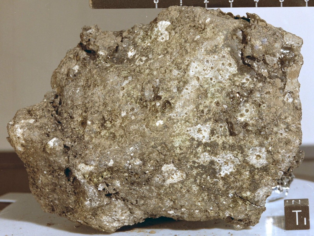    Образец лунного грунта 61195, полученный в ходе миссии Аполлон-16.