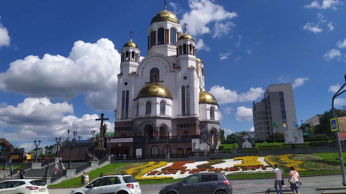 Особенно красив храм летом, на фоне голубого неба его купола словно парят в облаках. Фото автора.