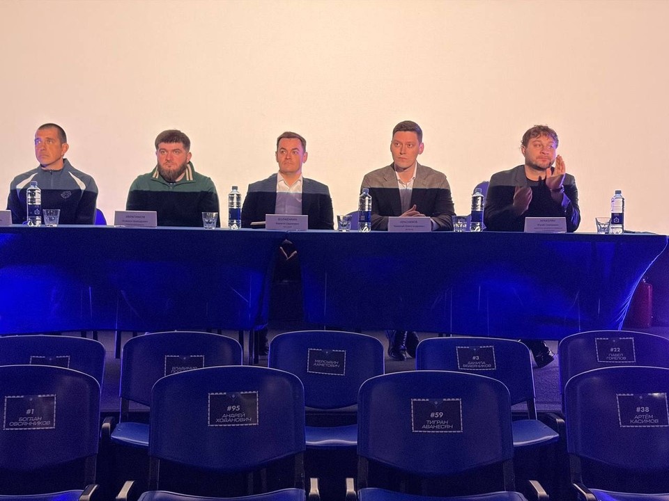    Николай Красников (крайний справа) вернулся в команду после семи месяцев в Москве Николай САЛЬНИКОВ