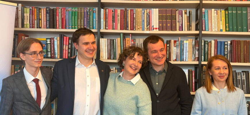    18 февраля учащиеся Школы журналистики имени Владимира Мезенцева при Центральном Доме журналиста посетили завтрак Российского совета по международным делам Юлия Корчагина