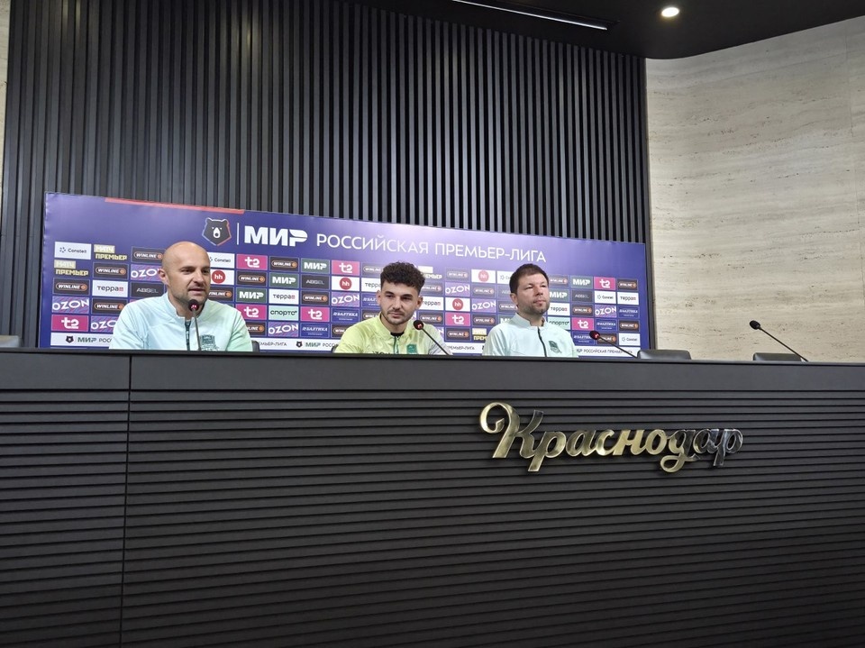    Пресс-аташе ФК "Краснодар" Антон Тихий, капитан команды Эдуард Сперцян и тренер Мурад Мусаев Михаил ПОЛЫНЦОВ