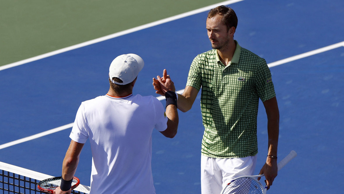    Дженсон Бруксби и Даниил Медведев. Reuters