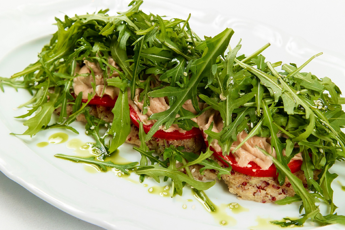 Драники из киноа с муссом из артишоков 