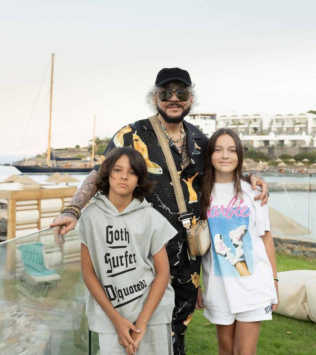 Филипп Киркоров поделился фото с детьми на отдыхе 