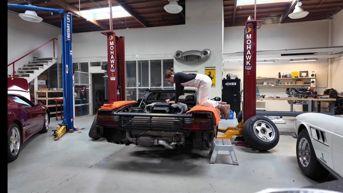    Когда Виктория купила этот автомобиль, пробег составлял всего 19 000 километров, но 23 года на складе сгубили машину