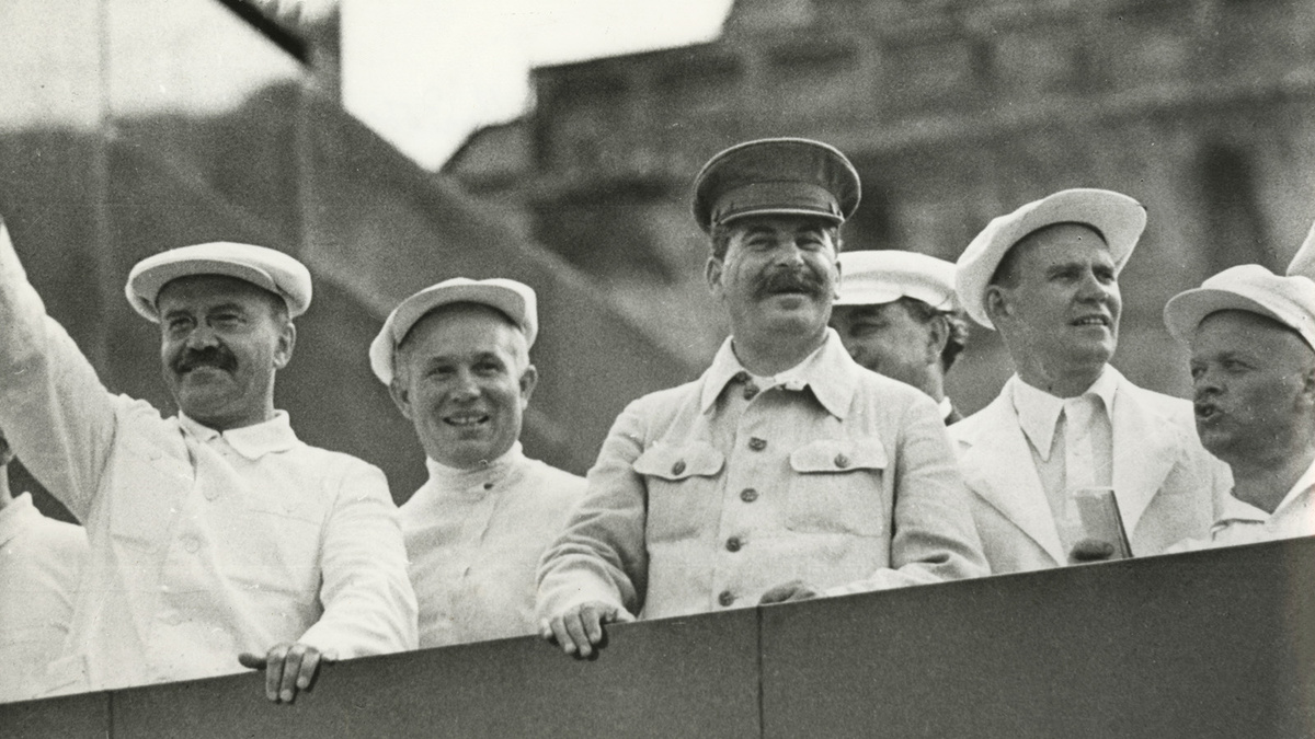 Иосиф Сталин и руководство СССР на Параде Физкультурников, 1930-е годы. фото из ria.ru