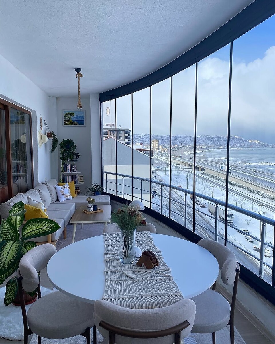 Балконы в Турции часто большие, с остеклением. Как минимум здесь можно поставить столовую группу (часто пластиковую), а иногда влезает и диван.