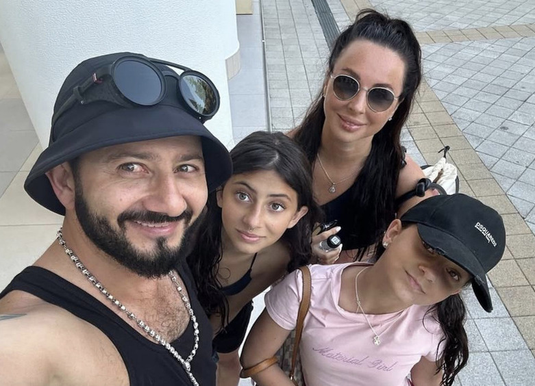     Михаил Галустян с бывшей женой и детьми