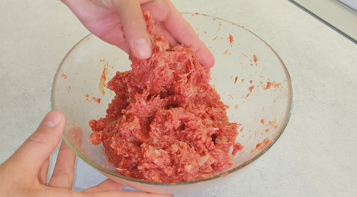 Вот нужная консистенция: фарш уже не рассыпается, а тянется и держит форму.