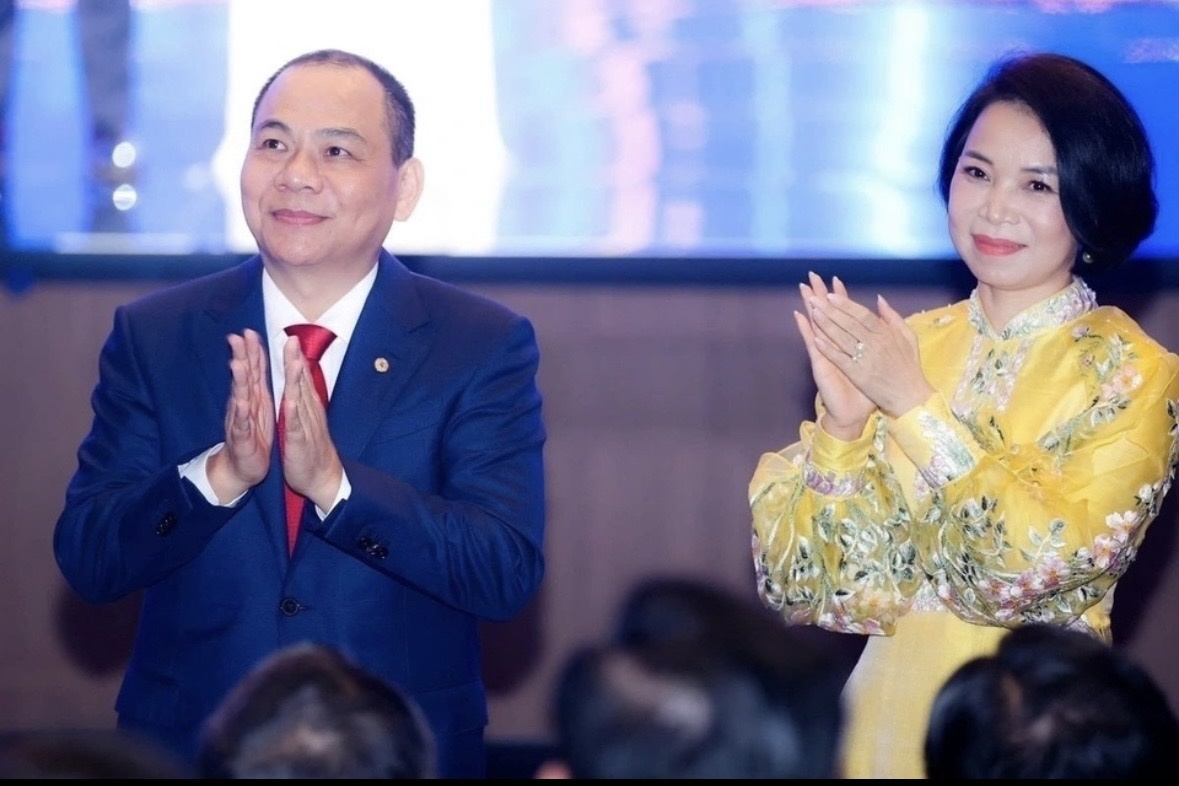 Выон с супругой источник https://e.vnexpress.net/news/business/companies/vietnam-s-richest-man-pham-nhat-vuong-gains-760m-in-a-day-as-stocks-soar-4988621.html