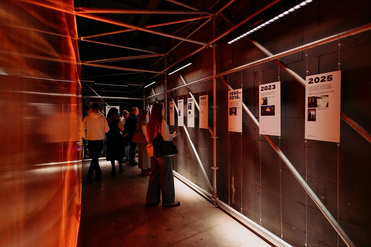    Проект исследует, как ранние фестивали медиаискусства продвигали эксперименты по синтезу света, звука и технологий